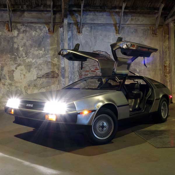 DeLorean mit leuchtenden Scheinwerfern